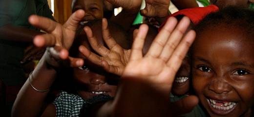 30-kids-waving